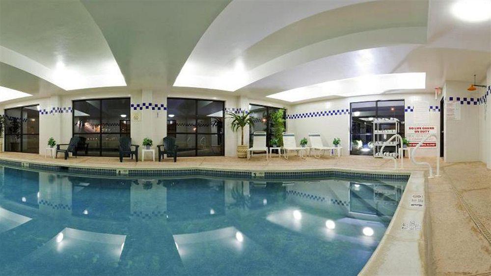 Holiday Inn Express Hotel & Suites Meadowlands Area By Ihg Карлстад Екстериор снимка