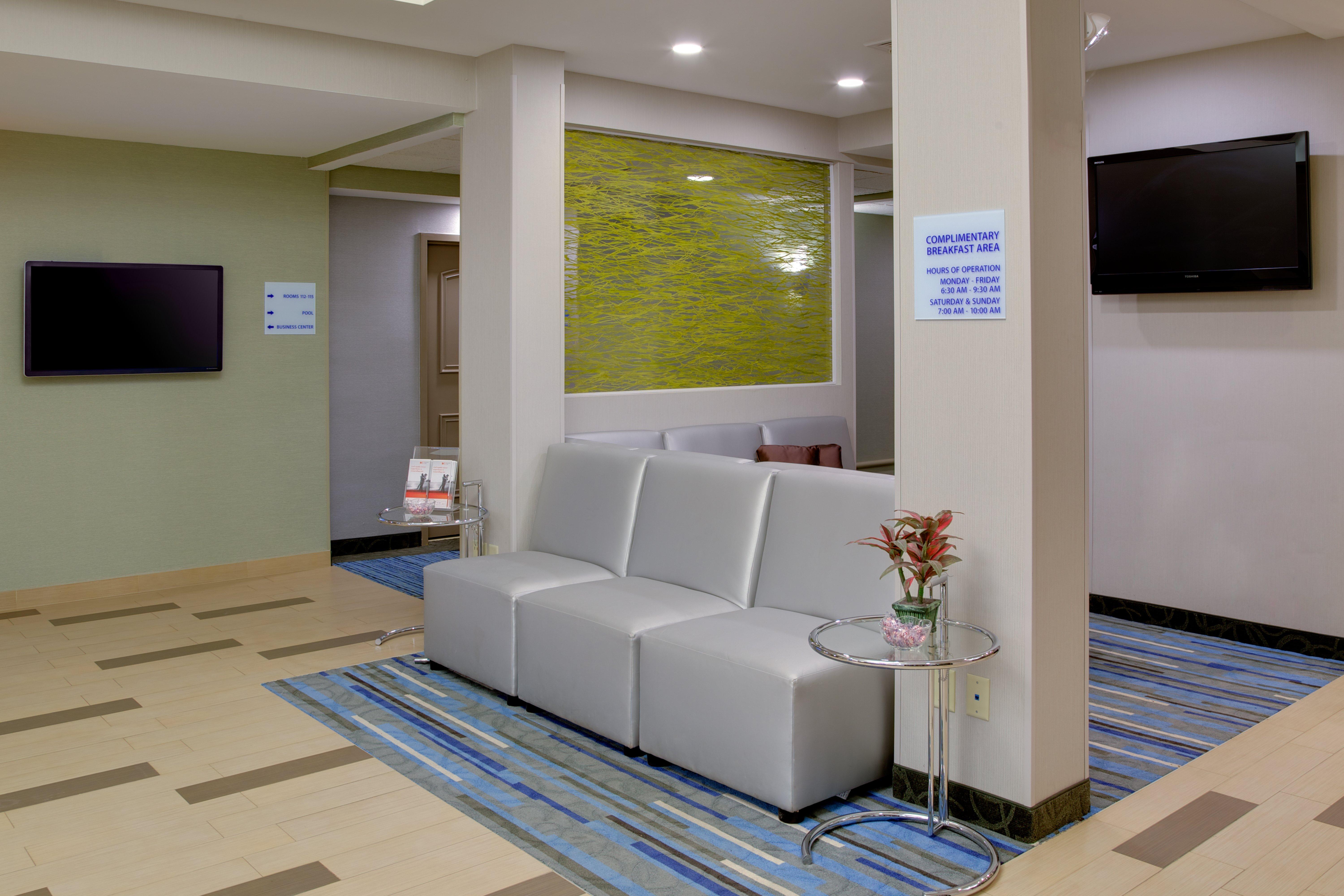 Holiday Inn Express Hotel & Suites Meadowlands Area By Ihg Карлстад Екстериор снимка