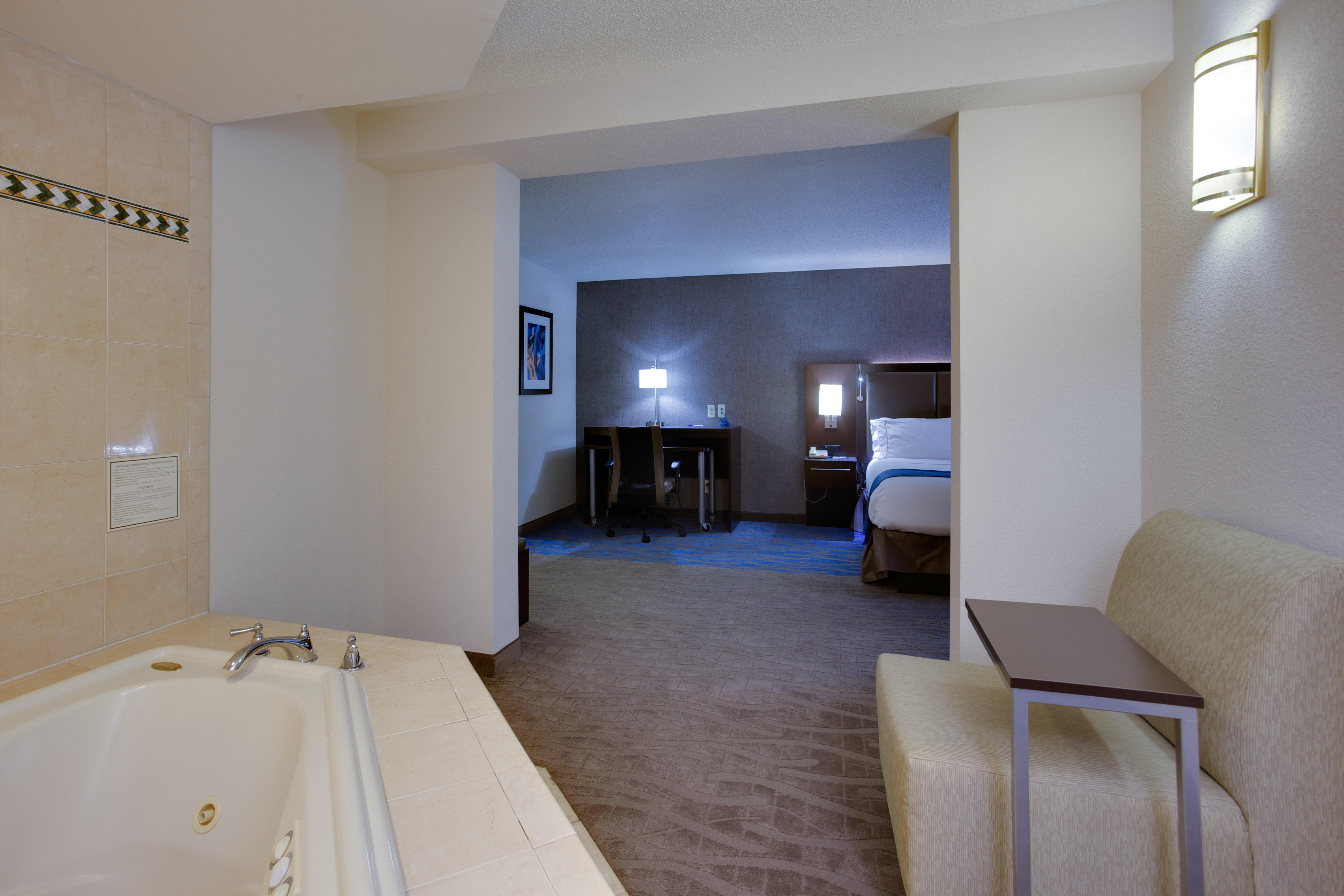 Holiday Inn Express Hotel & Suites Meadowlands Area By Ihg Карлстад Екстериор снимка