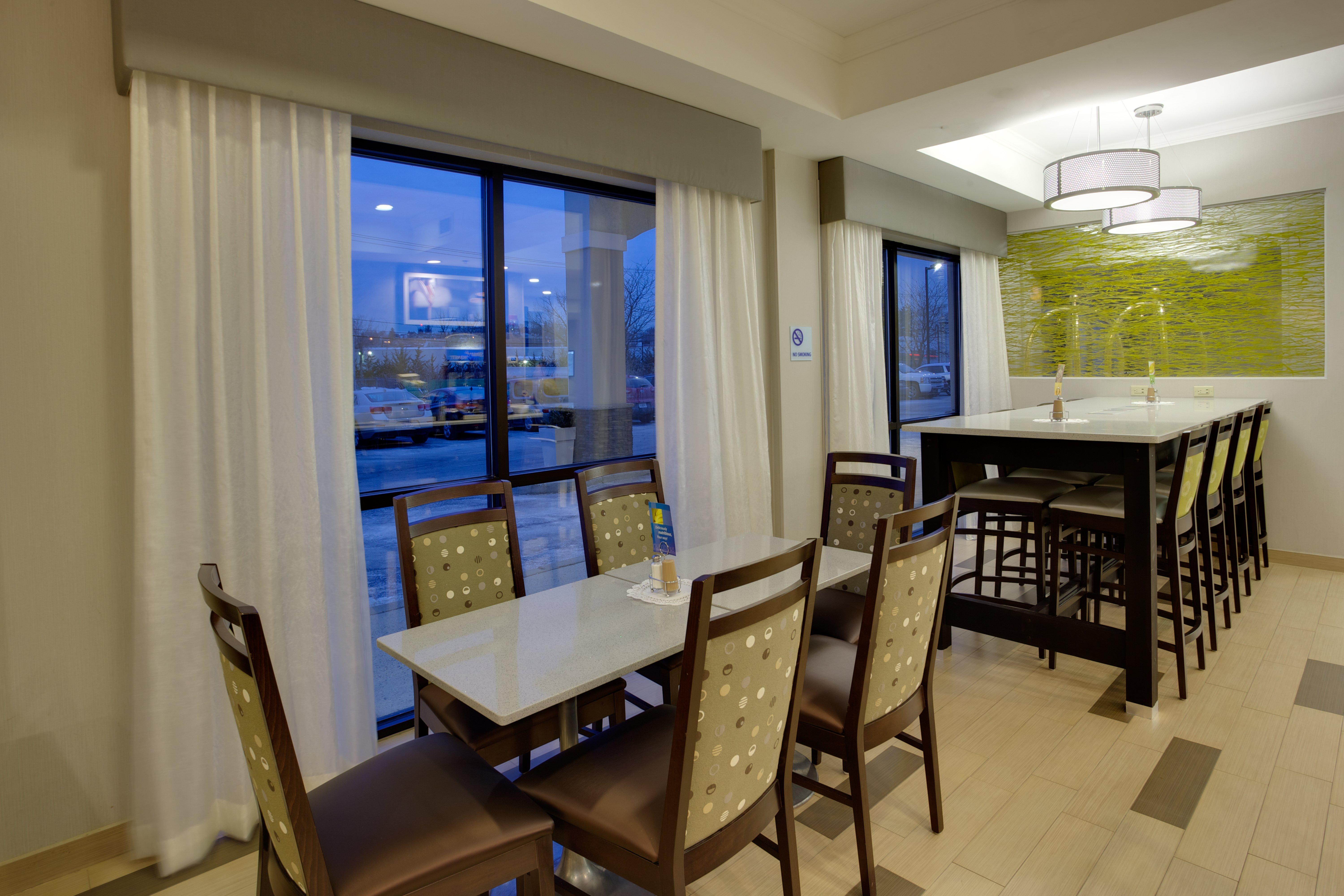 Holiday Inn Express Hotel & Suites Meadowlands Area By Ihg Карлстад Екстериор снимка