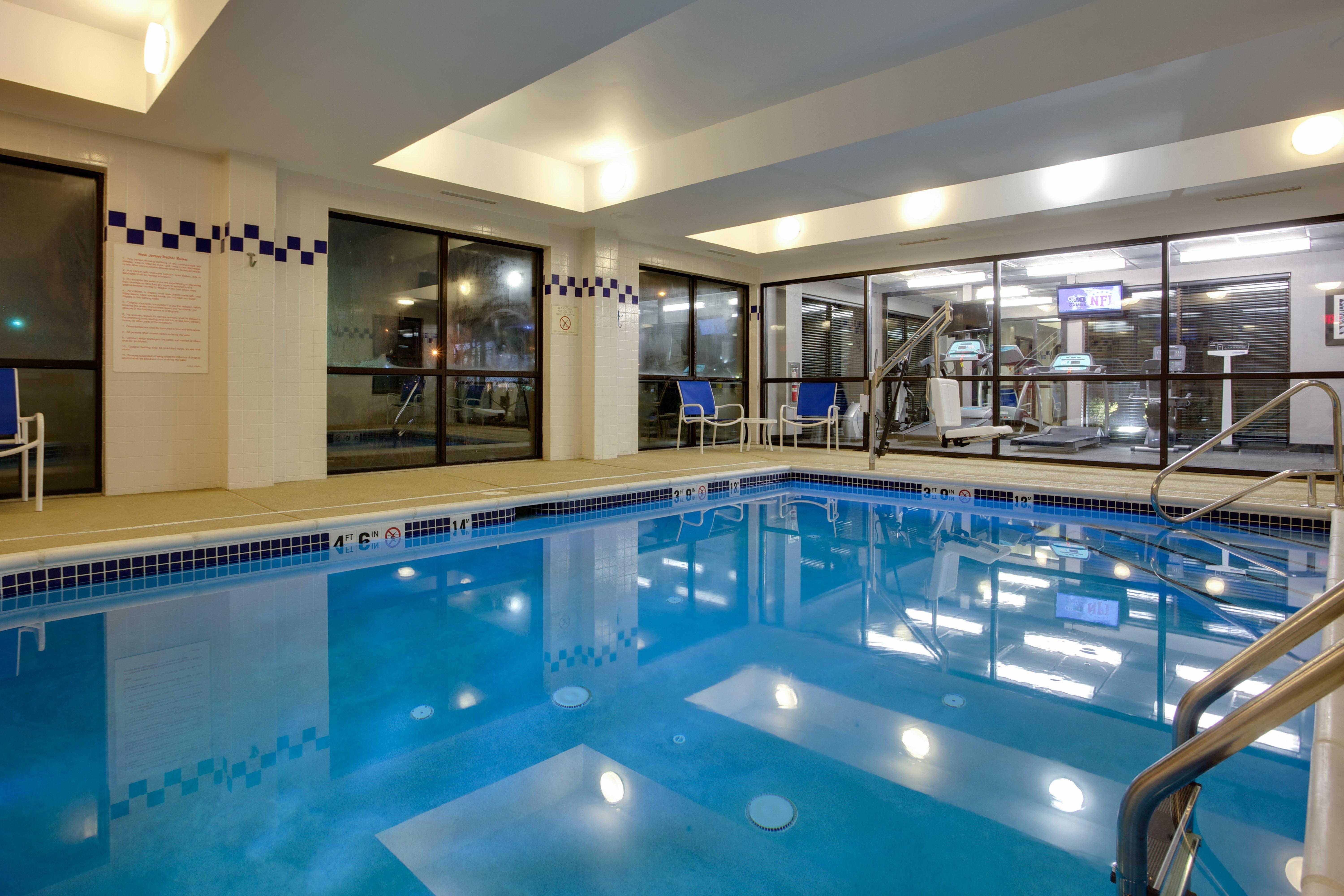 Holiday Inn Express Hotel & Suites Meadowlands Area By Ihg Карлстад Екстериор снимка