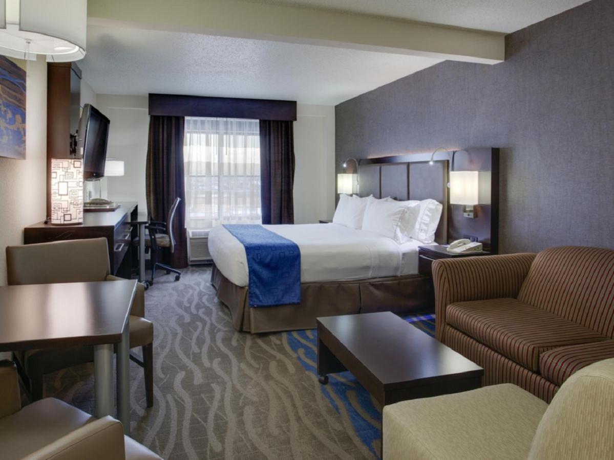 Holiday Inn Express Hotel & Suites Meadowlands Area By Ihg Карлстад Екстериор снимка