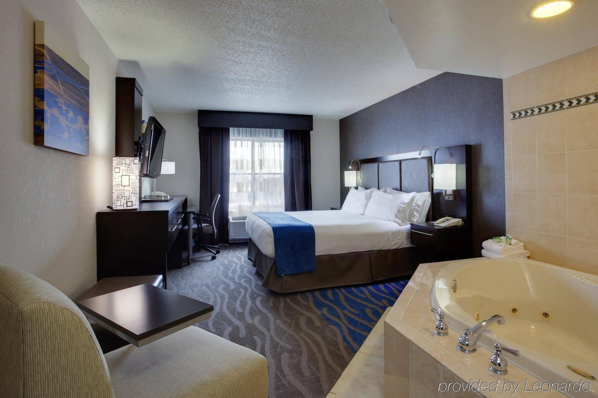 Holiday Inn Express Hotel & Suites Meadowlands Area By Ihg Карлстад Екстериор снимка